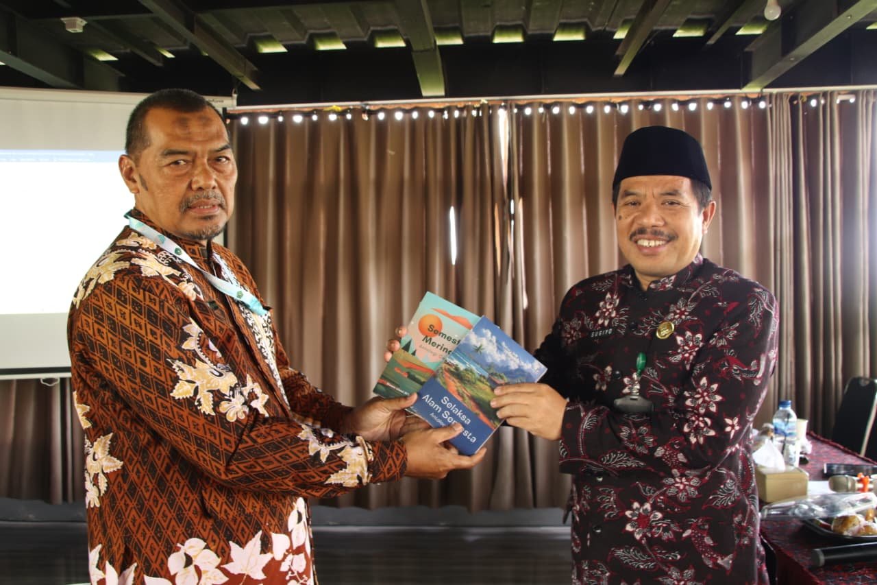Penilaian Kinerja Kepala Madrasah 2025, MTsN 4 Banyuwangi Serahkan Karya Buku Siswa
